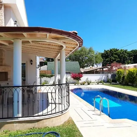 Beautiful 4-bed Beril With Private Pool